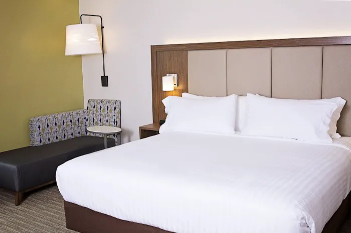 Holiday Inn Express & Suites Greenwood Mall by IHG 4