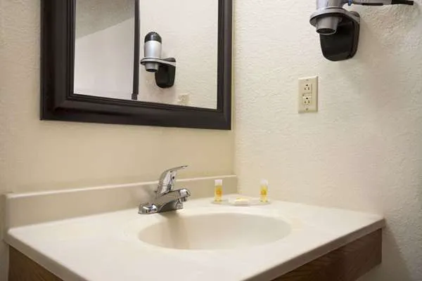 Days Inn by Wyndham Greenwood SC 4