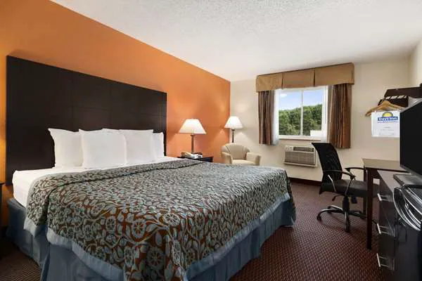 Days Inn by Wyndham Greenwood SC 4