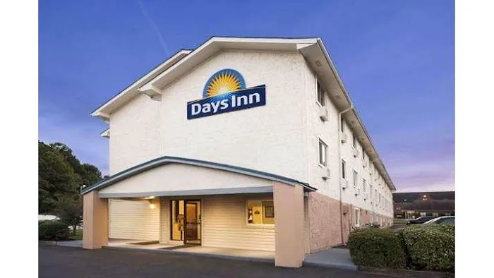 Days Inn by Wyndham Greenwood SC 4