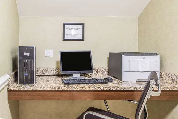 Comfort Inn & Suites Greenwood near University 4