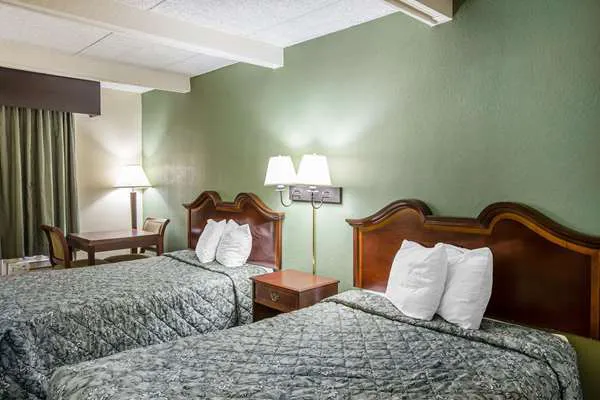 Rodeway Inn 4
