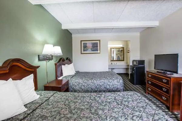 Rodeway Inn 4