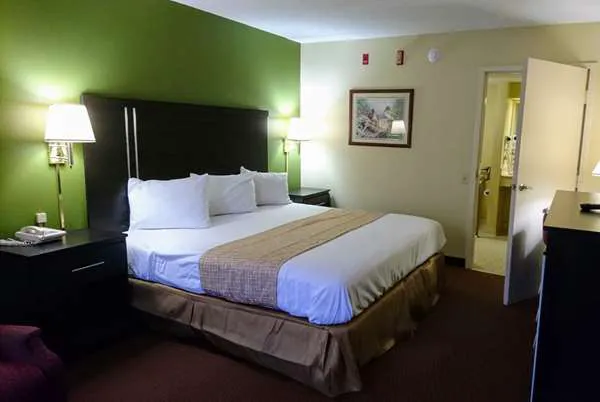 Travelodge by Wyndham Knoxville East 4
