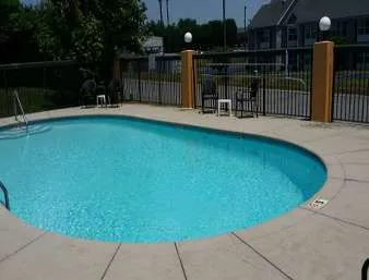 Travelodge by Wyndham Knoxville East 4