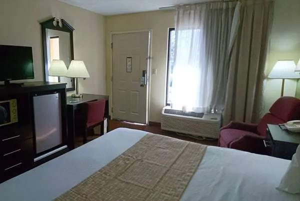 Travelodge by Wyndham Knoxville East 4