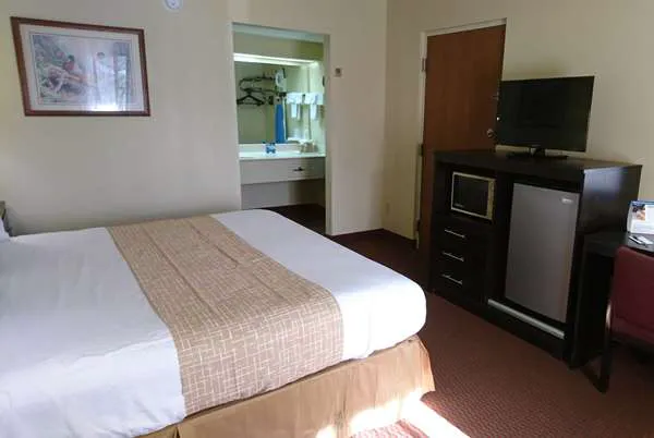 Travelodge by Wyndham Knoxville East 4
