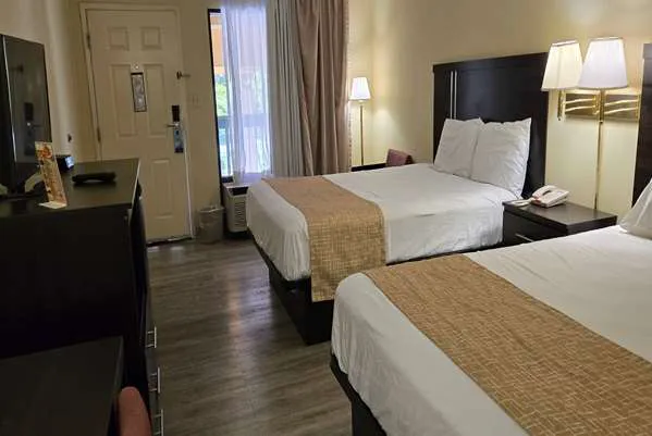 Travelodge by Wyndham Knoxville East 4