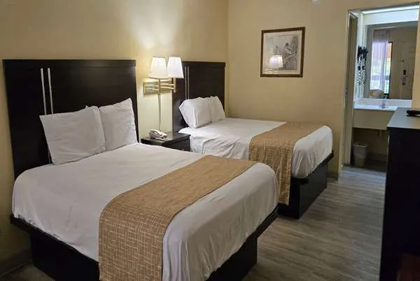 Travelodge by Wyndham Knoxville East 4