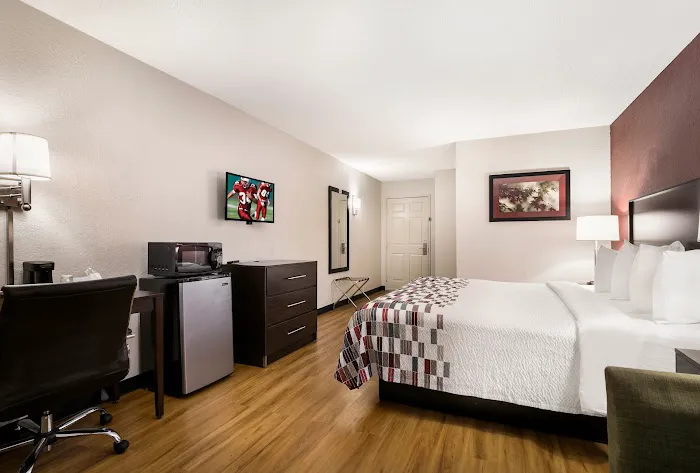 Red Roof Inn & Suites Knoxville East 4