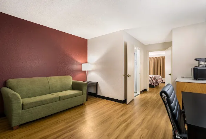 Red Roof Inn & Suites Knoxville East 4
