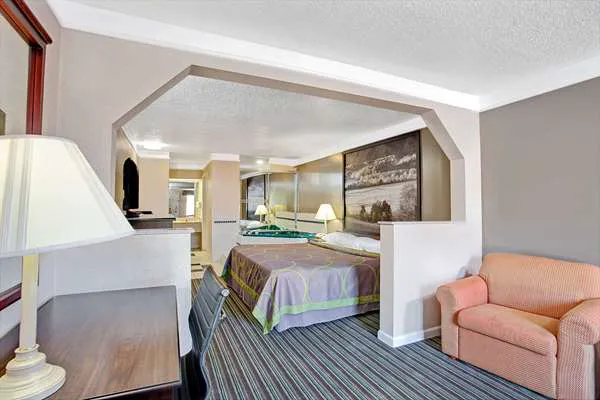 Super 8 by Wyndham Knoxville East 4