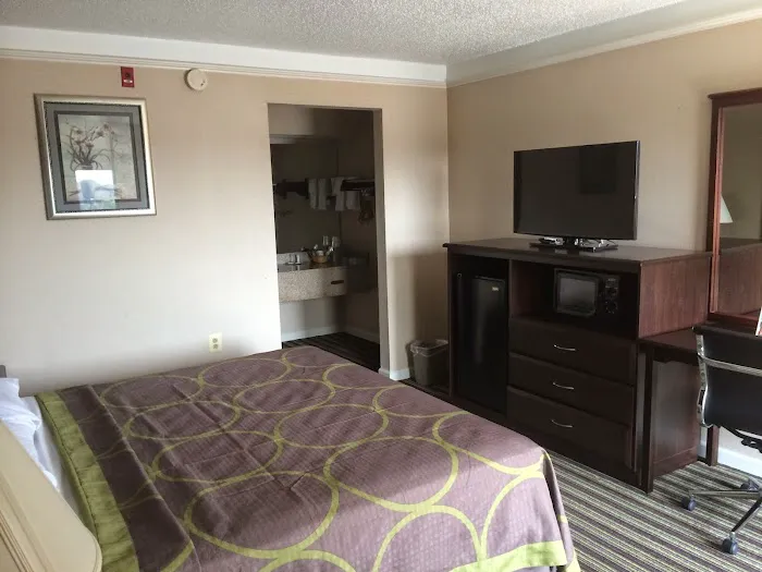 Super 8 by Wyndham Knoxville East 4