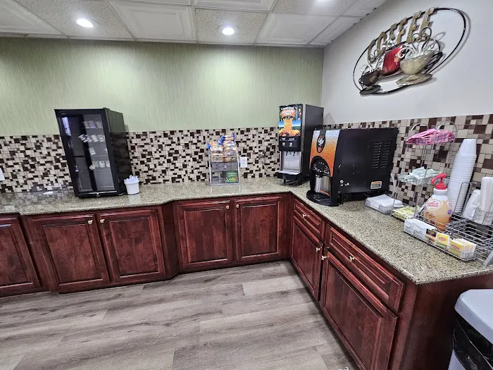 Super 8 by Wyndham Knoxville East 4