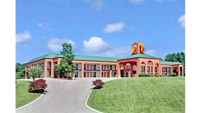 Super 8 by Wyndham Knoxville East 4