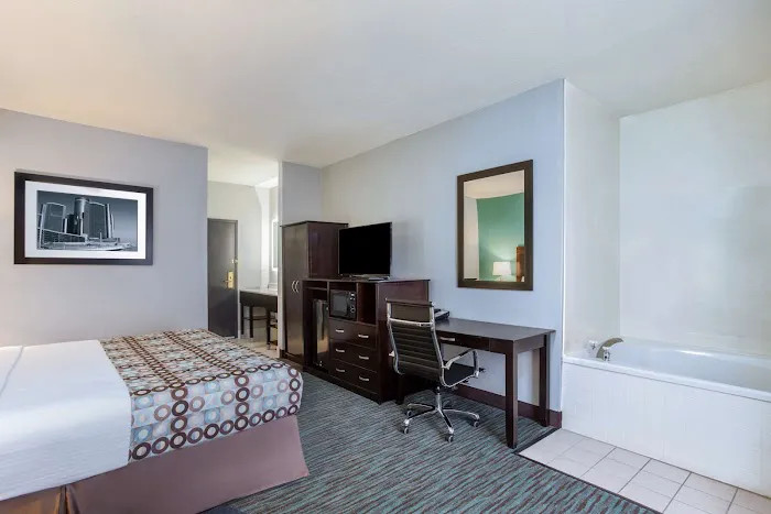 La Quinta Inn & Suites by Wyndham Knoxville East 4