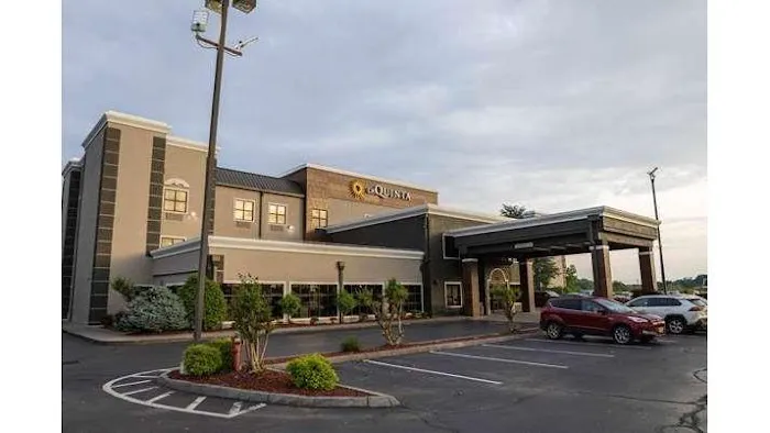 La Quinta Inn & Suites by Wyndham Knoxville East 4