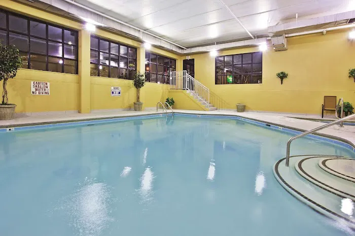 La Quinta Inn & Suites by Wyndham Knoxville East 4