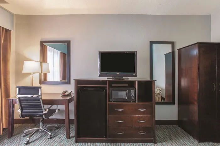 La Quinta Inn & Suites by Wyndham Knoxville East 4
