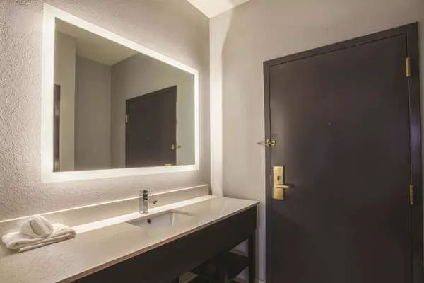 La Quinta Inn & Suites by Wyndham Knoxville East 4