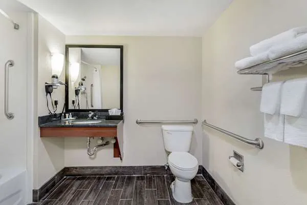 Comfort Suites East 4