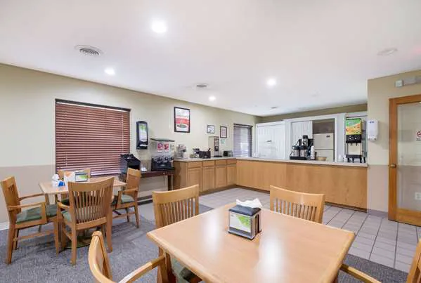 Econo Lodge Inn & Suites East 4