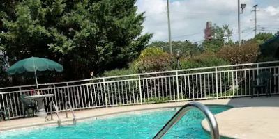 Econo Lodge Inn & Suites East