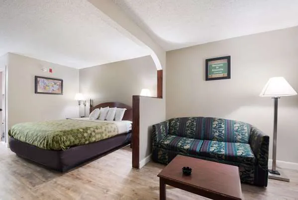 Econo Lodge Inn & Suites East 4