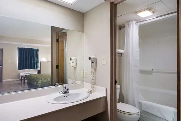 Econo Lodge Inn & Suites East 4
