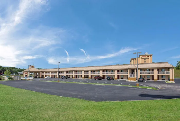 Econo Lodge Inn & Suites East 4