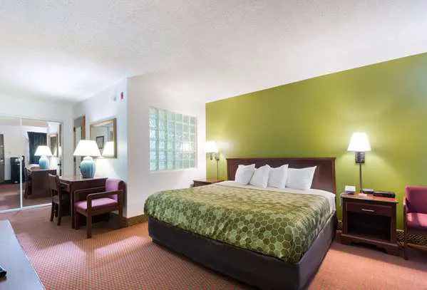 Econo Lodge Inn & Suites East 4