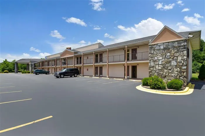 Americas Best Value Inn Canton, NC 4