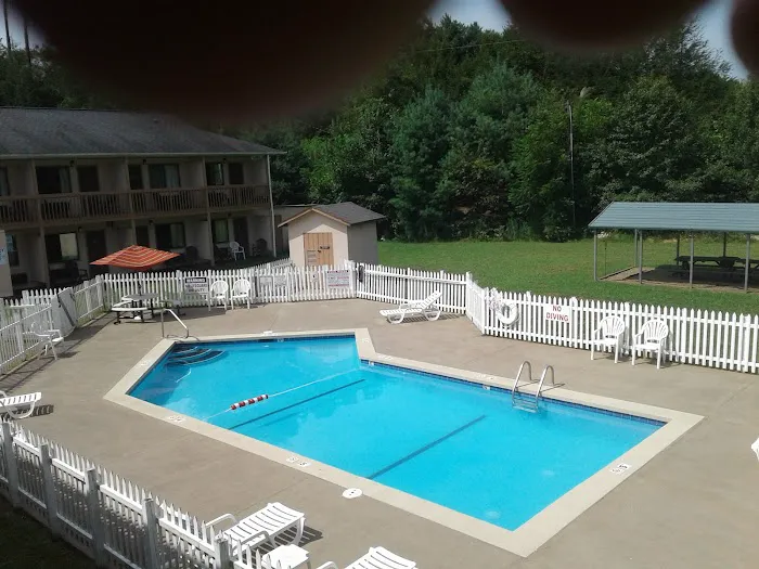 Americas Best Value Inn Canton, NC 4