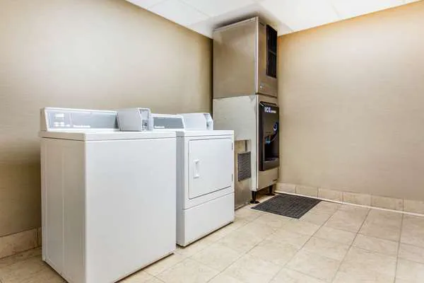 Comfort Suites Clinton near Presbyterian College 4