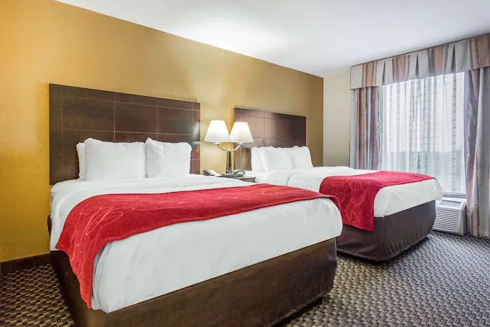 Comfort Suites Clinton near Presbyterian College 4