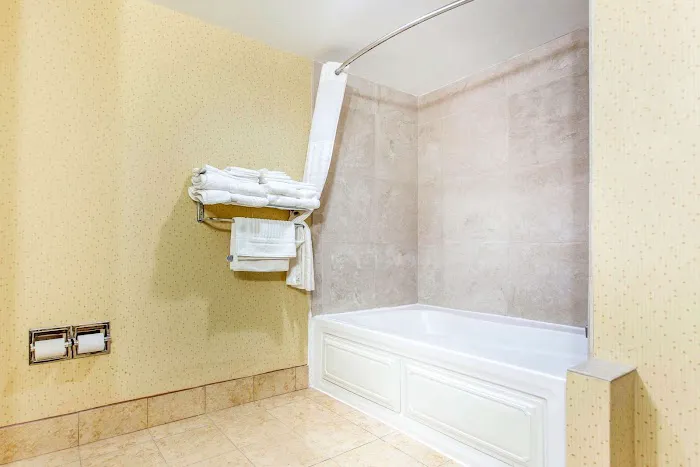 Comfort Suites Clinton near Presbyterian College 4
