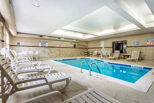 Comfort Suites Clinton near Presbyterian College 4