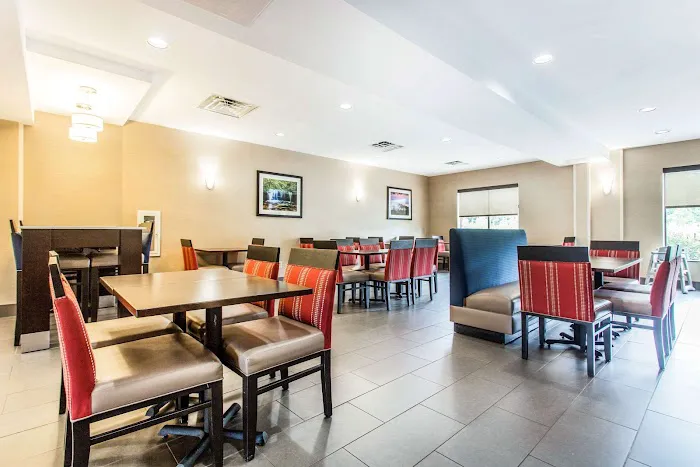 Comfort Suites Clinton near Presbyterian College 4