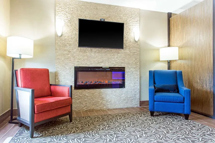 Comfort Suites Clinton near Presbyterian College 4