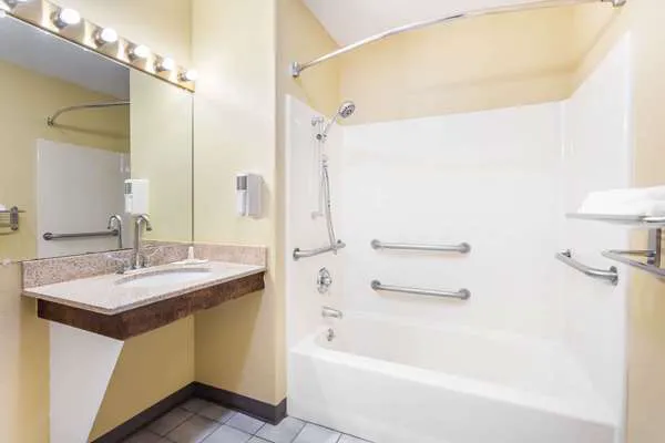 Days Inn by Wyndham Simpsonville 4