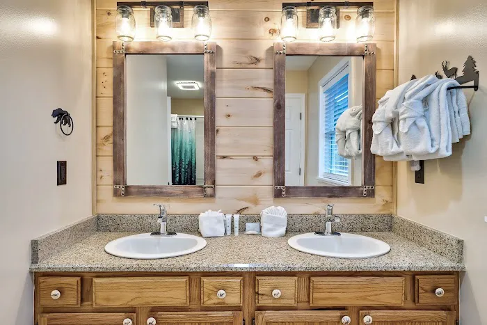Homegrown Hideaways: Papa Bear Chalet 4