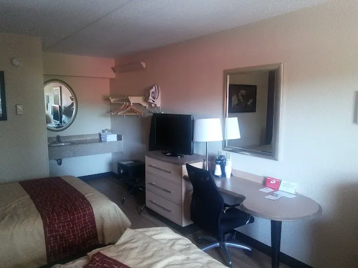 Red Roof Inn Asheville - Biltmore West 4