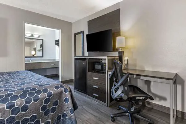 Rodeway Inn 4