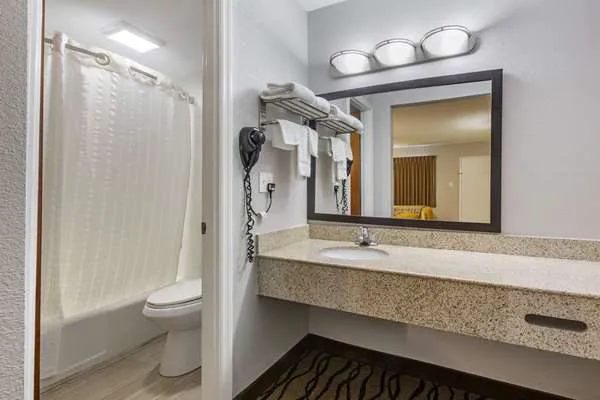 Rodeway Inn 4