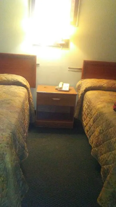 Newberry Economy Inn 4