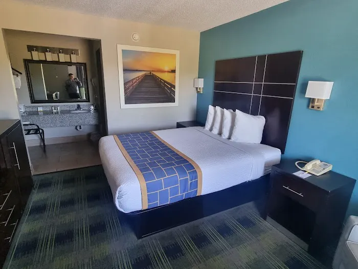 Days Inn by Wyndham Newberry 4