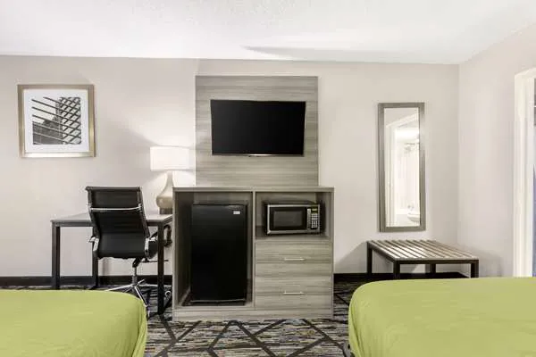 Quality Inn 4