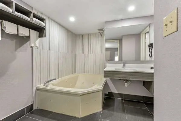 Quality Inn 4