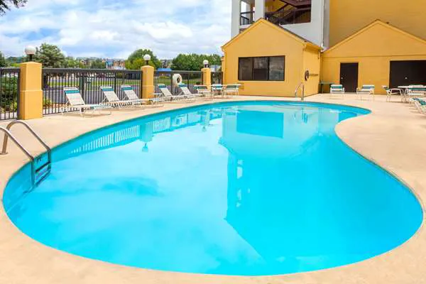 Super 8 by Wyndham Pigeon Forge Dollywood Lane 4