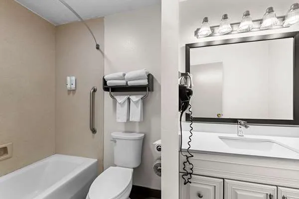 Quality Inn & Suites at Dollywood Lane 4
